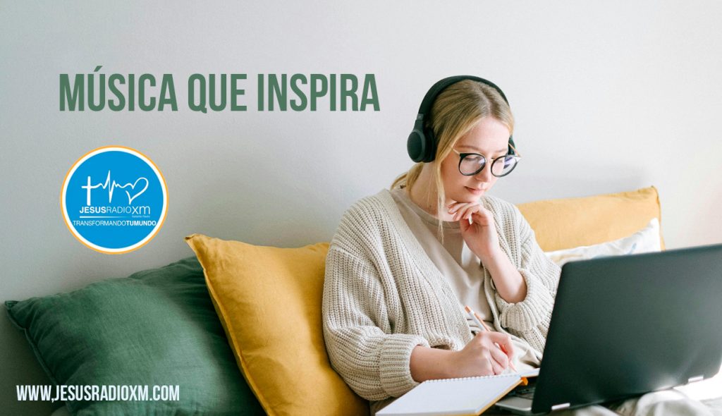 mujer escuchando jesus radio