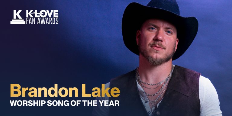 Brandon Lake arrasa en los K-LOVE Fan Awards y hace un llamado a un avivamiento: “Sean las manos y los pies de Jesús”.
