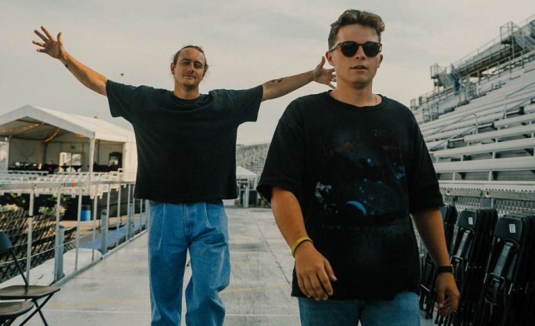 Josiah Queen se une a Benjamin William Hastings para reinventar “I’ll Fly Away”